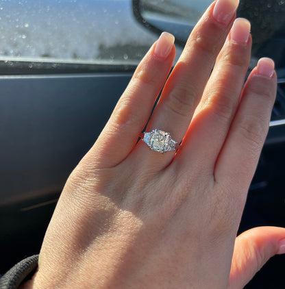 Bague de fiançailles taille coussin à trois pierres diamant Lab