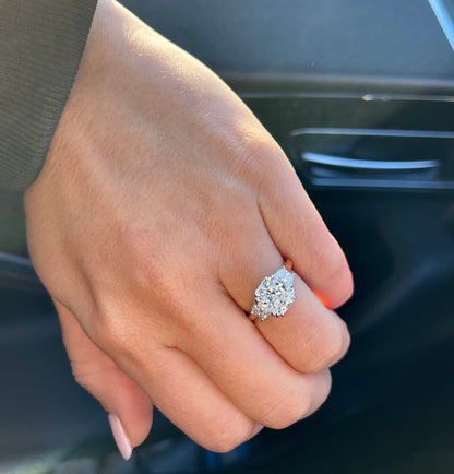 Bague de fiançailles taille coussin à trois pierres diamant Lab